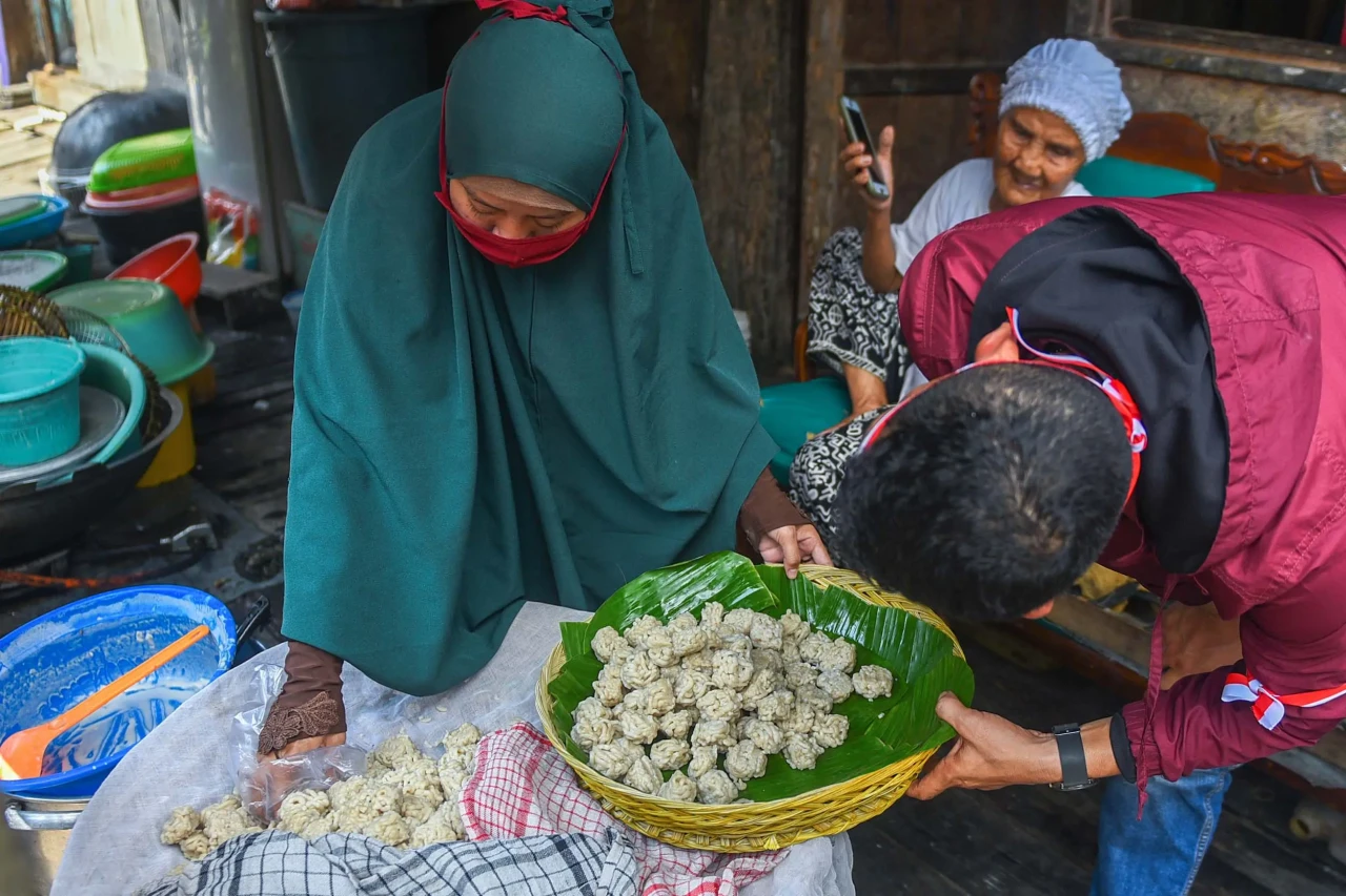 Lomba Adu Kuat Makan...
