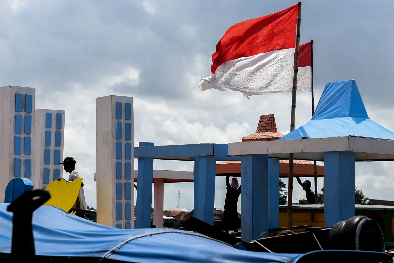Pembuatan Kapal Hias...