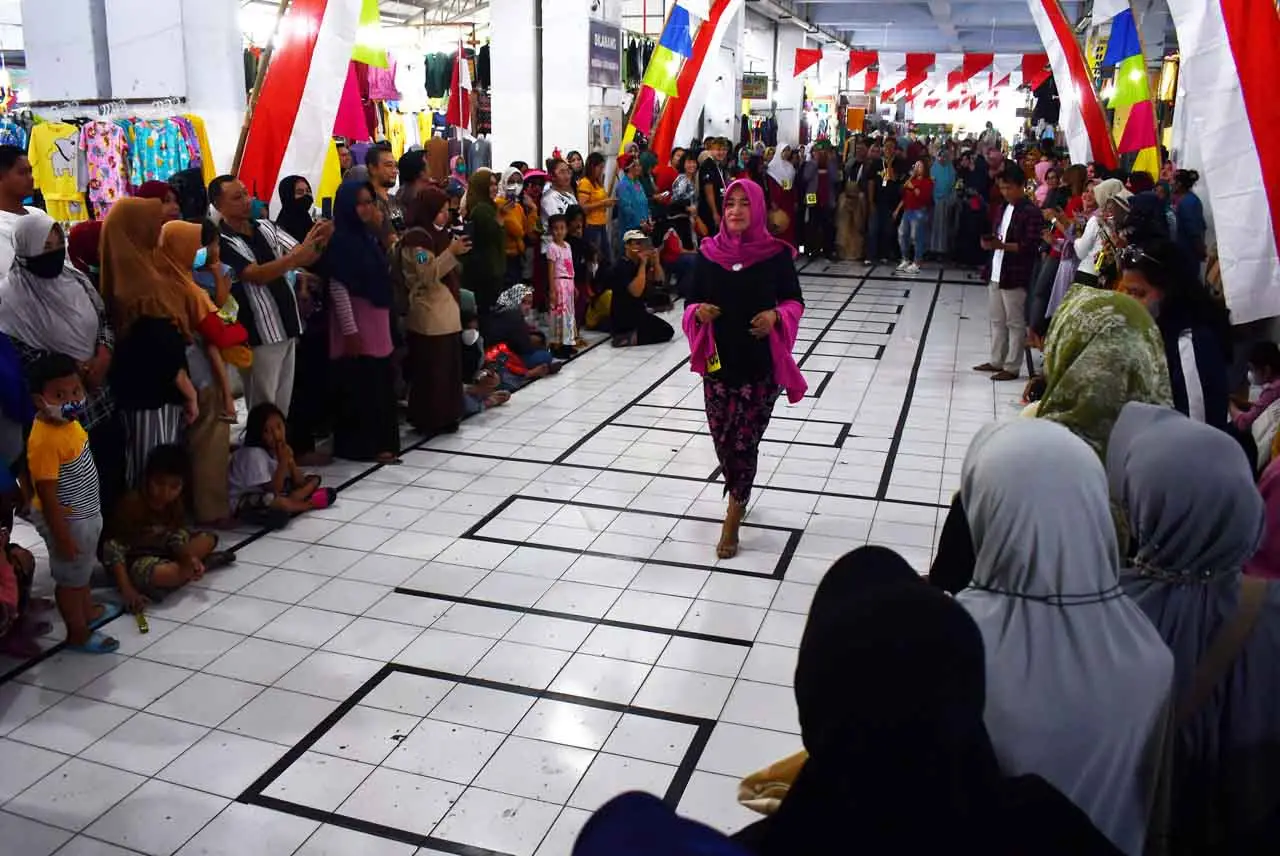 Peragaan Busana Pedagang...