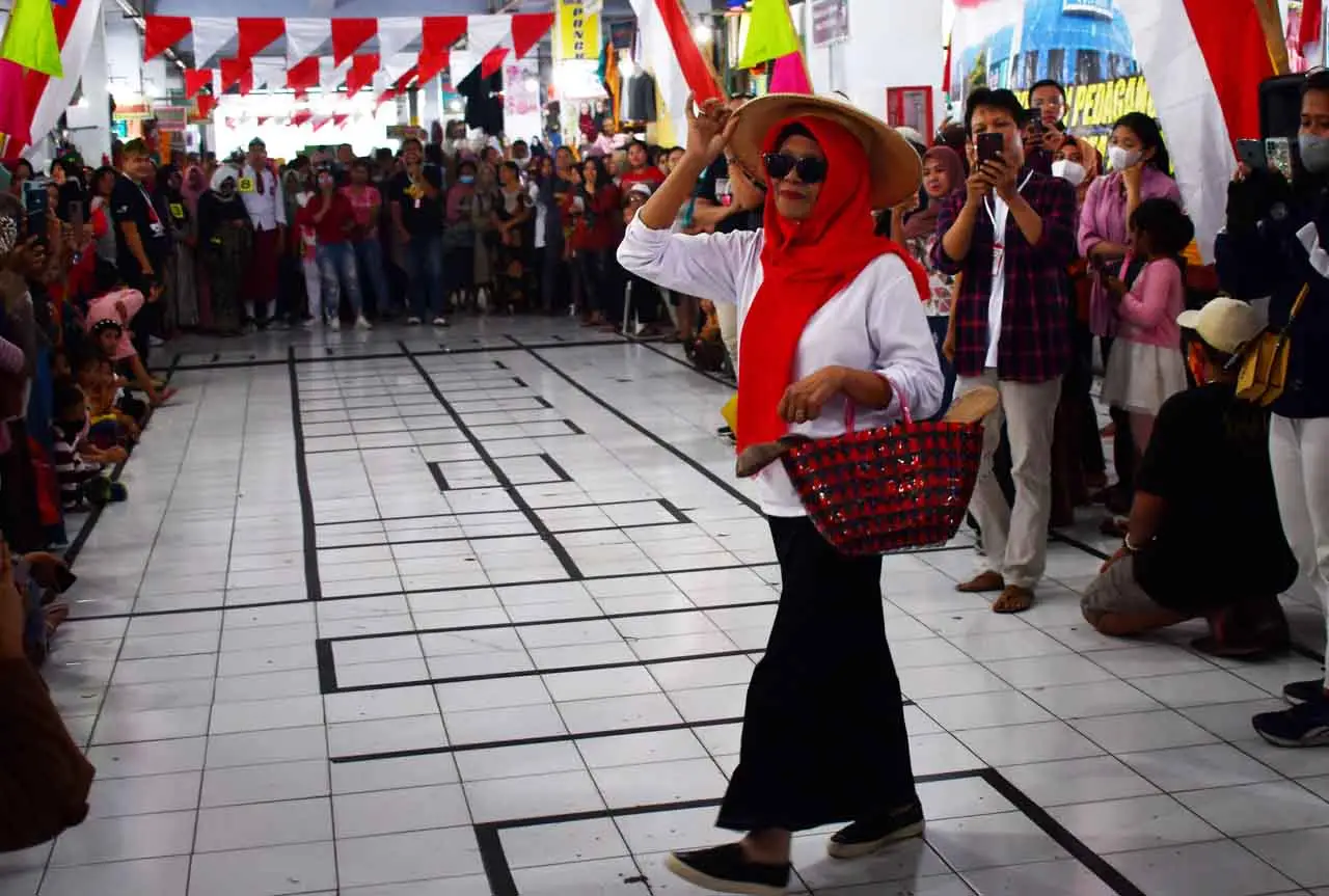 Peragaan Busana Pedagang...
