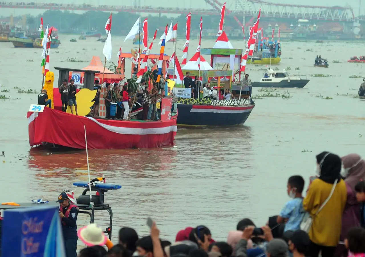 Lomba Kapal Hias di...