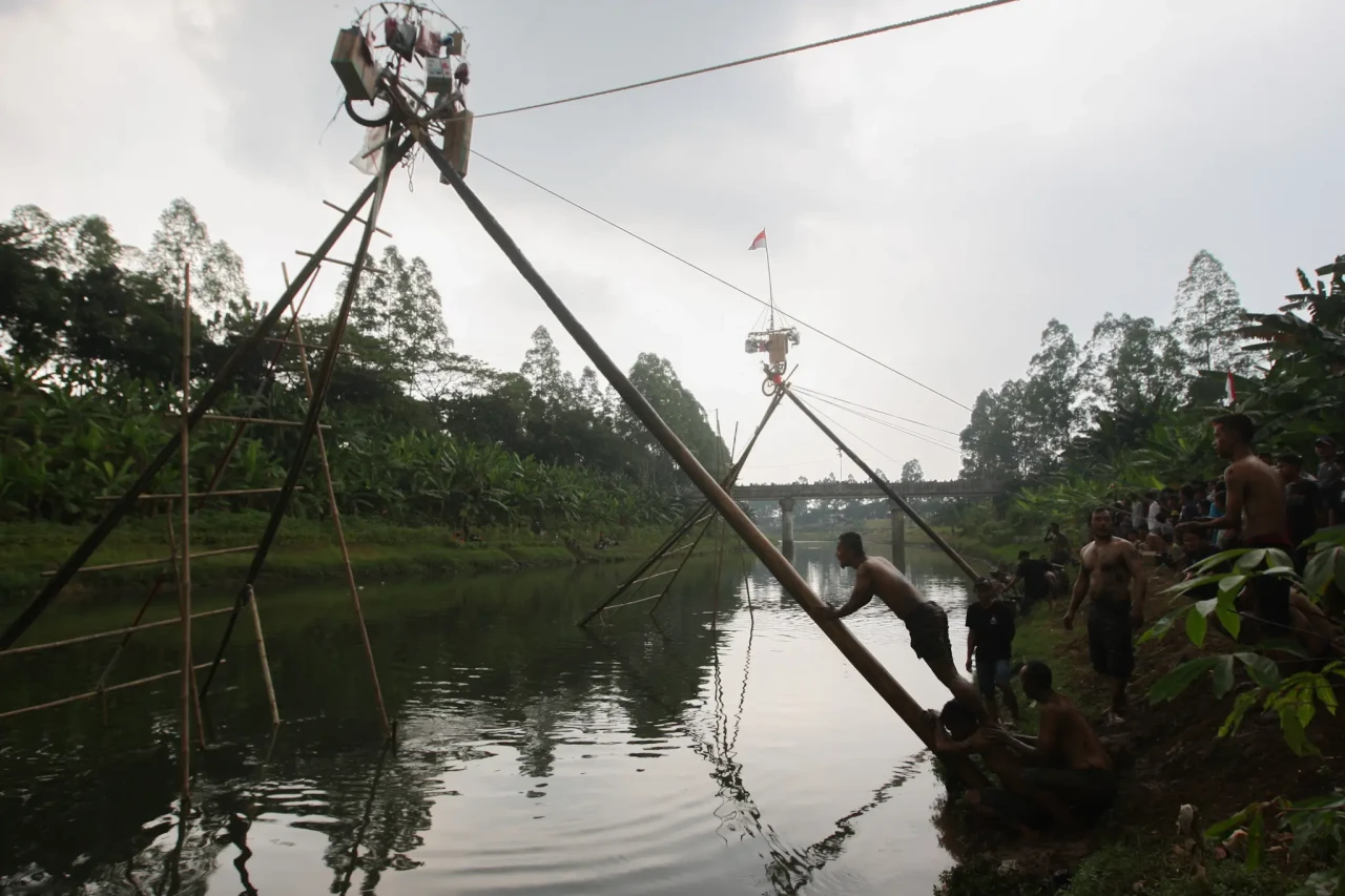 Keseruan Lomba Panjat...