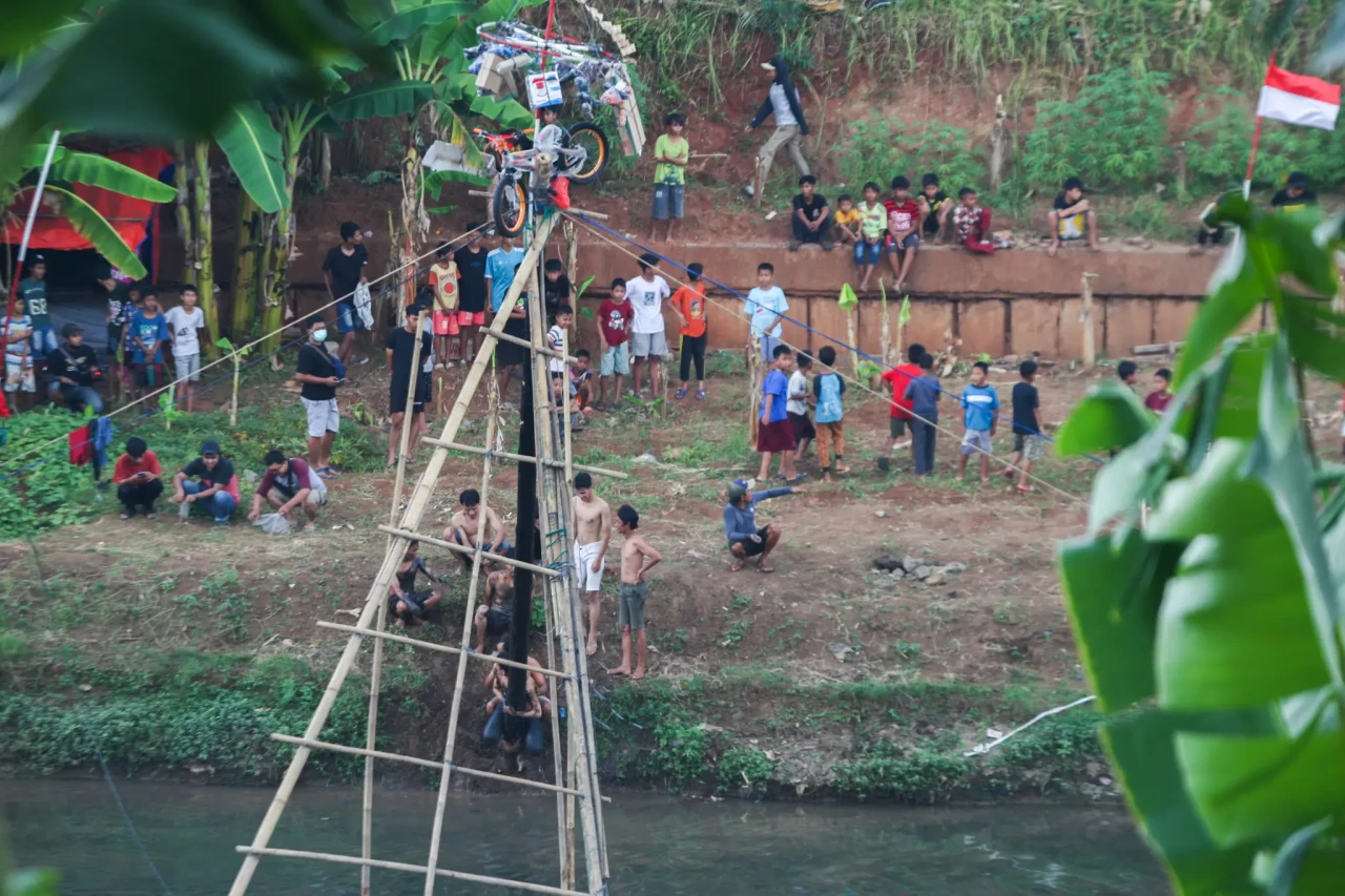 Keseruan Lomba Panjat...