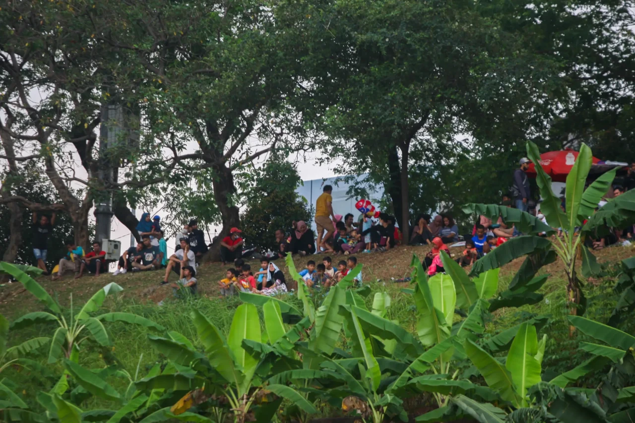 Keseruan Lomba Panjat...
