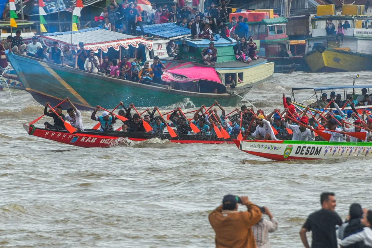 Antusiasme Warga Saksikan...