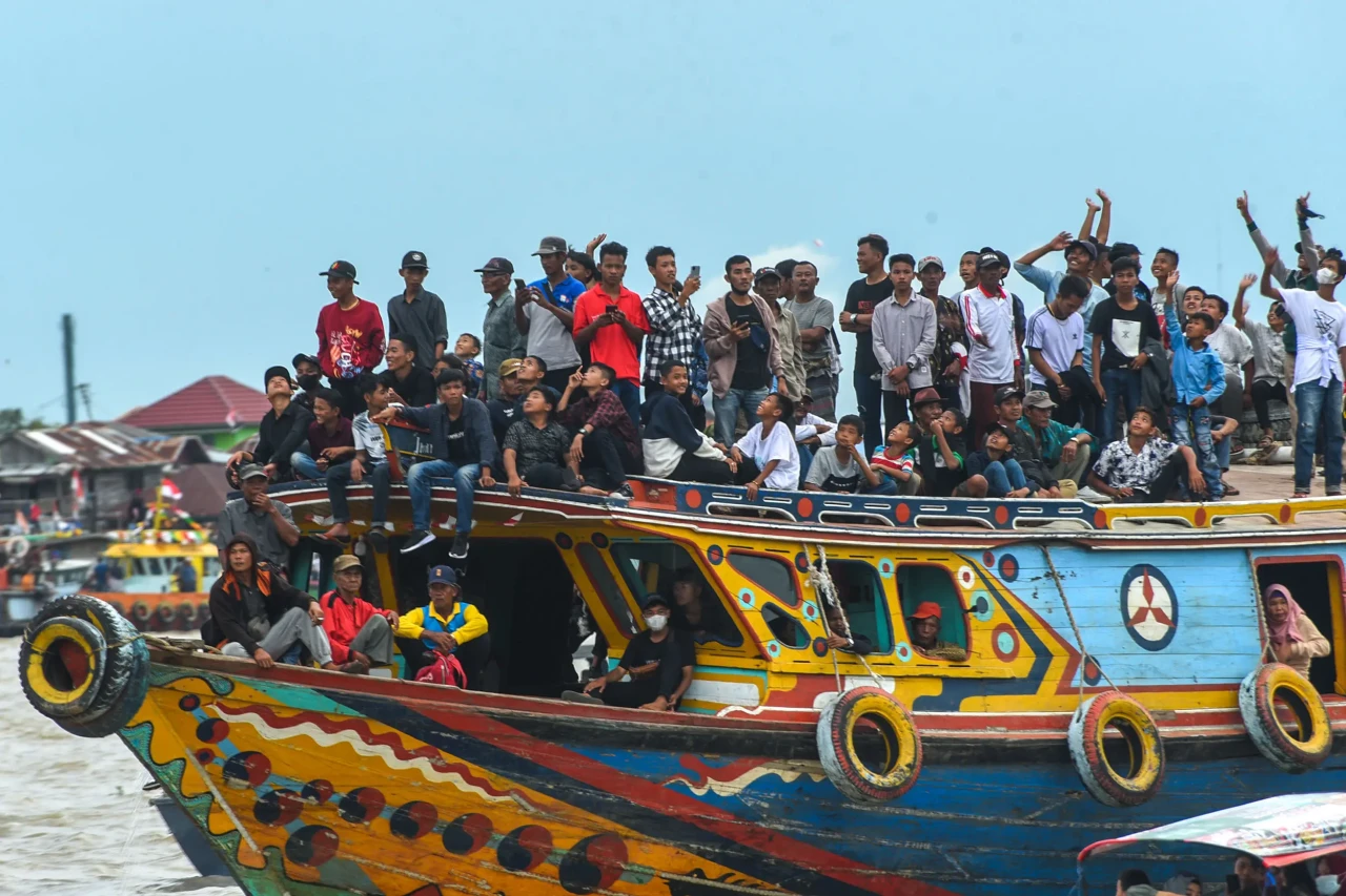 Antusiasme Warga Saksikan...