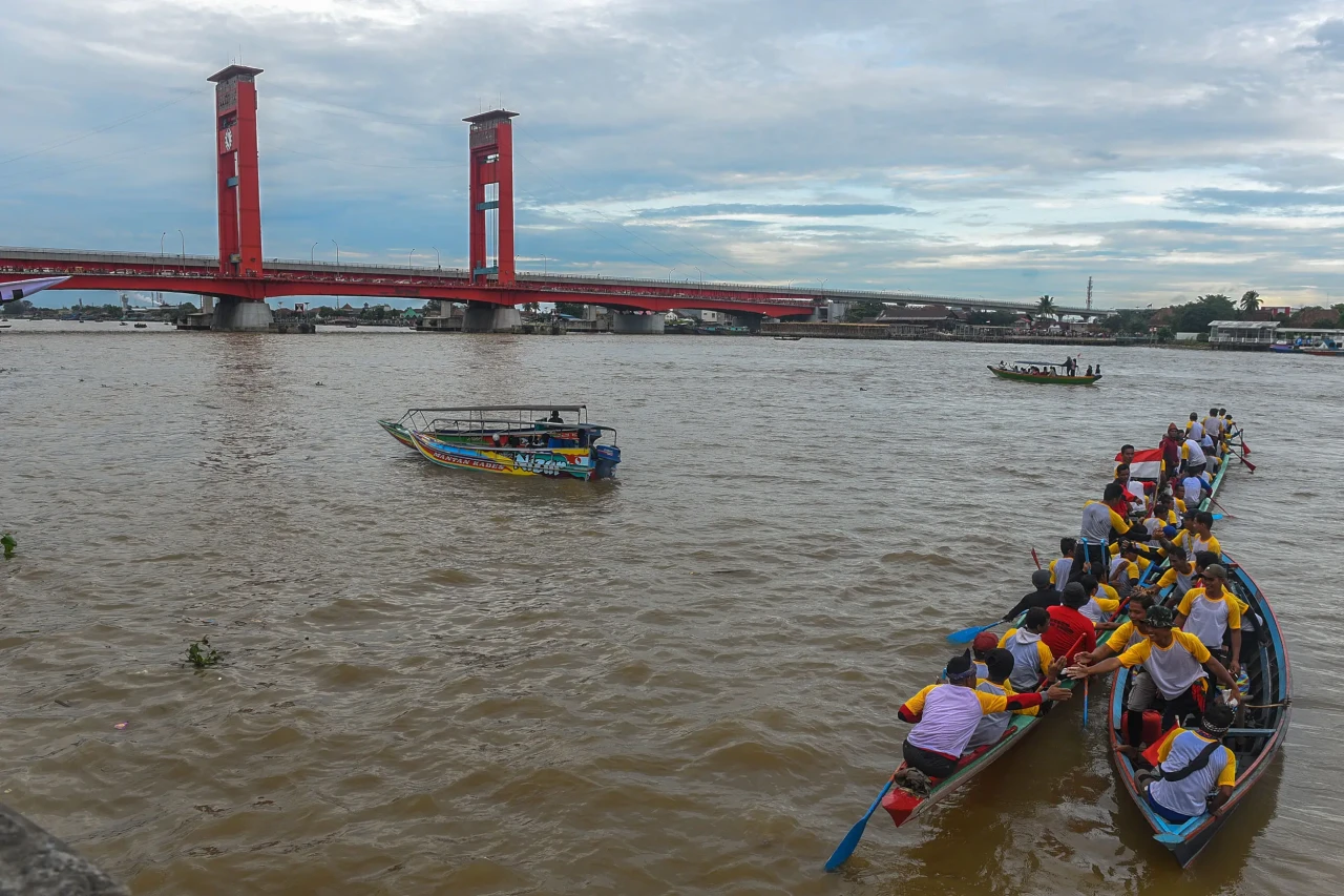 Antusiasme Warga Saksikan...