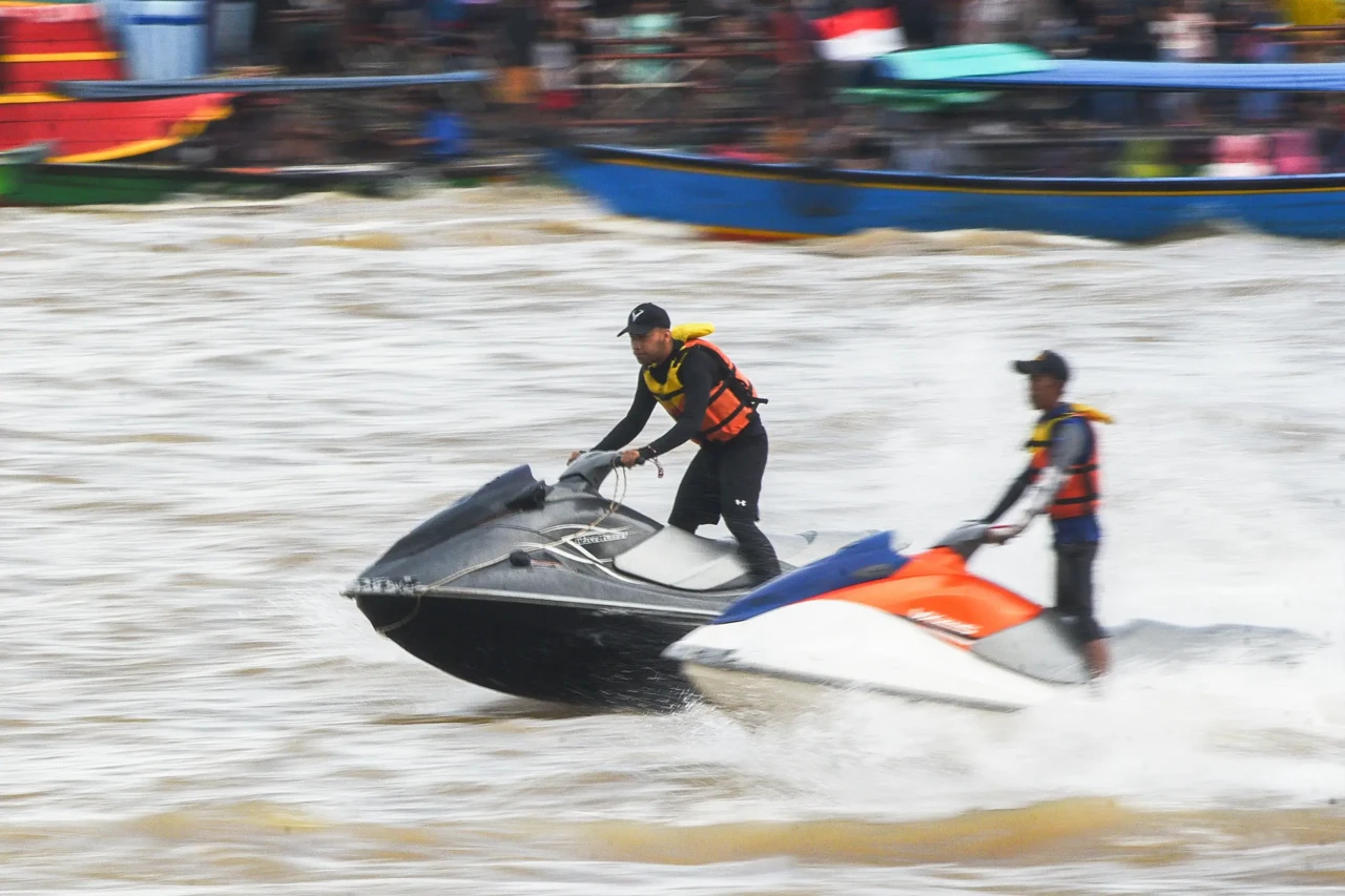 Antusiasme Warga Saksikan...