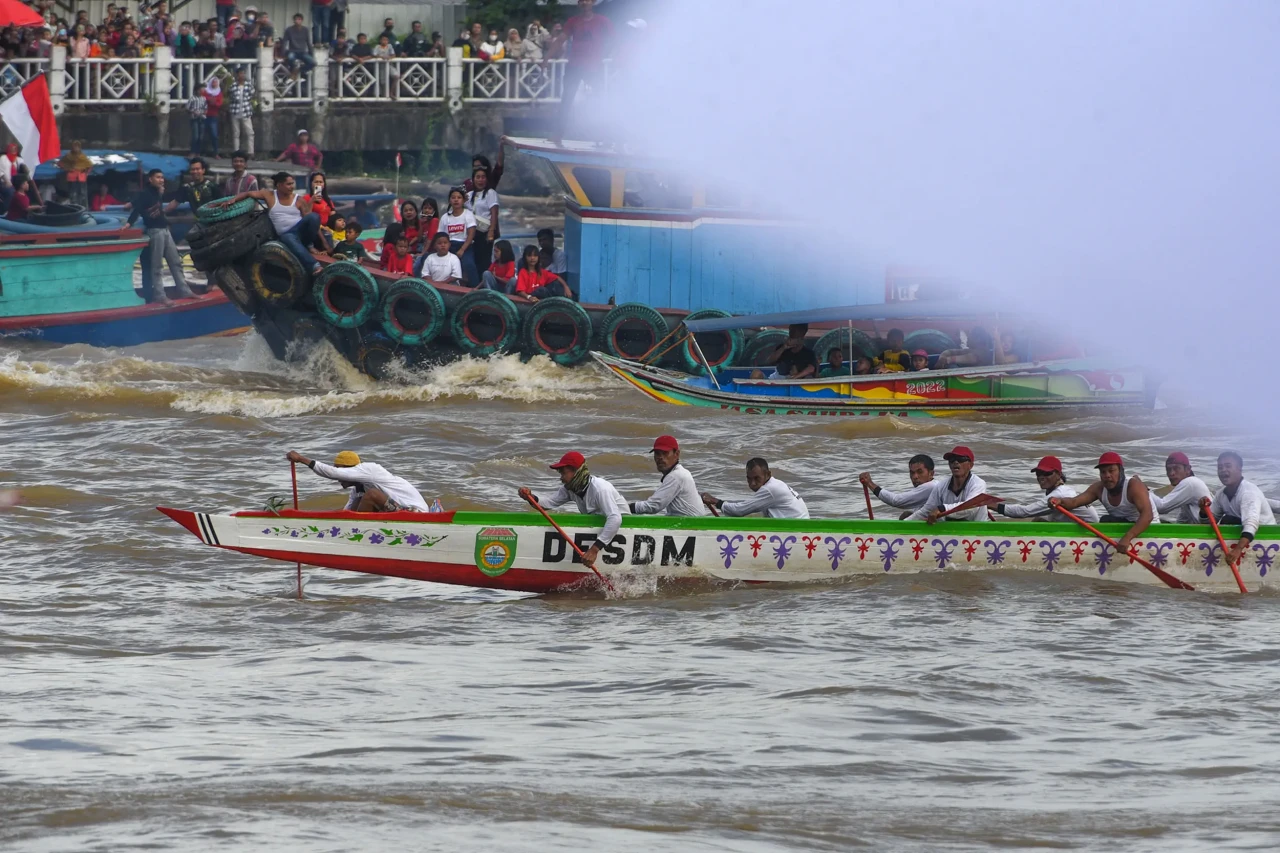 Antusiasme Warga Saksikan...