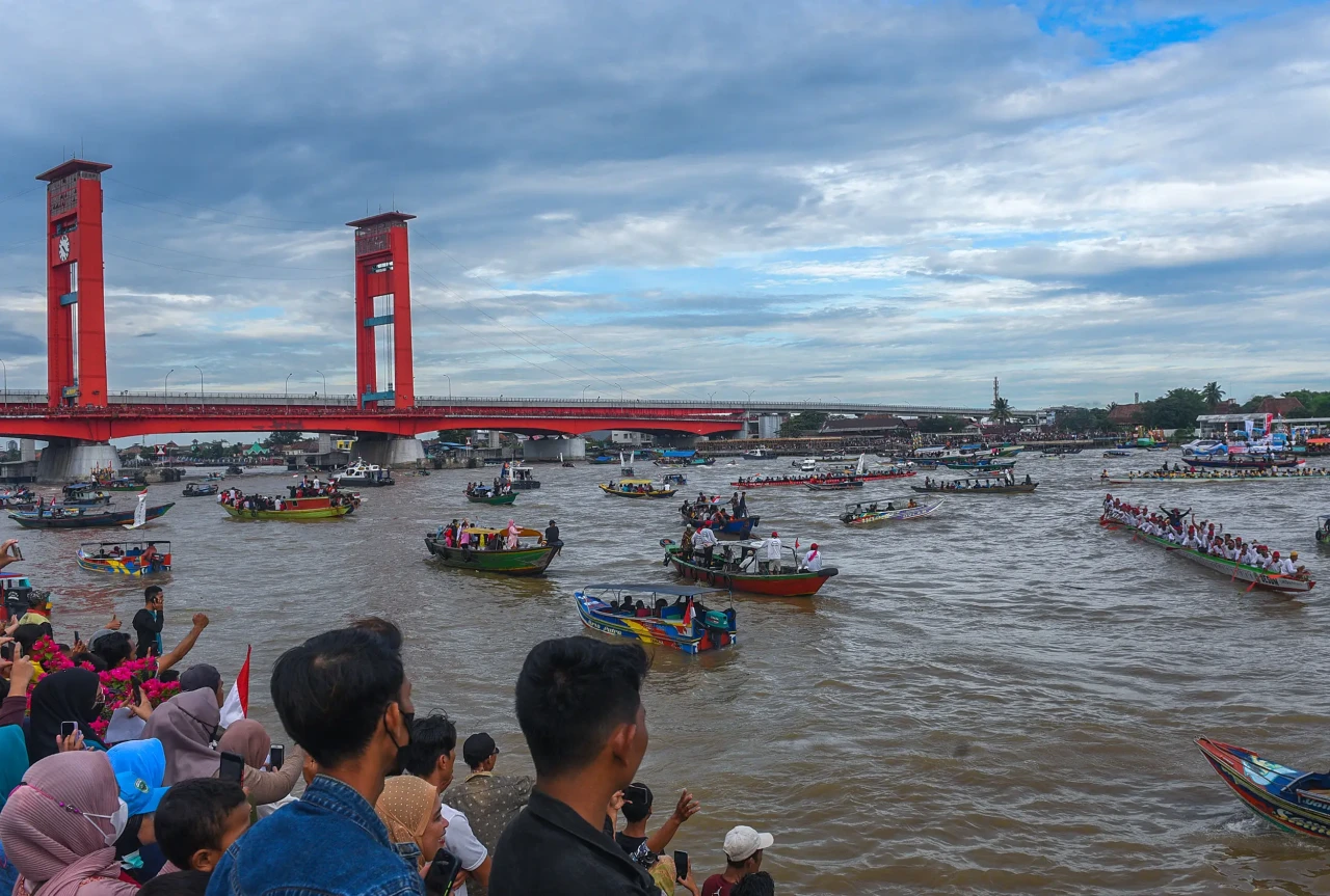Antusiasme Warga Saksikan...