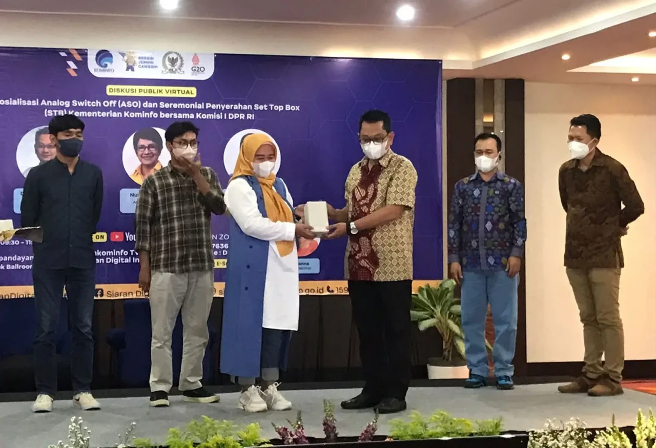 Penyerahan Bantuan STB...