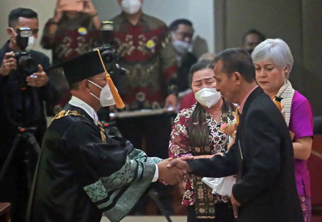 Potret Haru Ayah Brigadir...