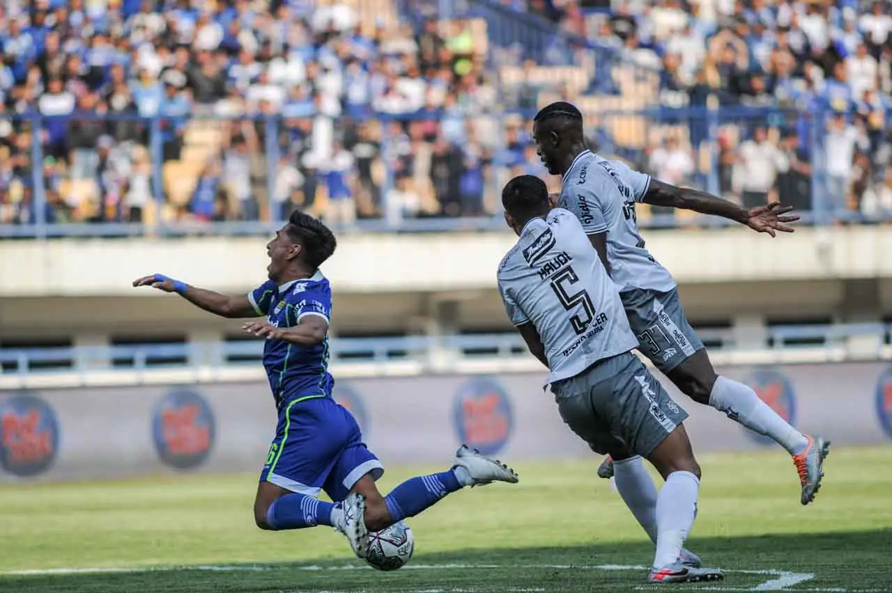Bermain 10 Pemain, Bali...