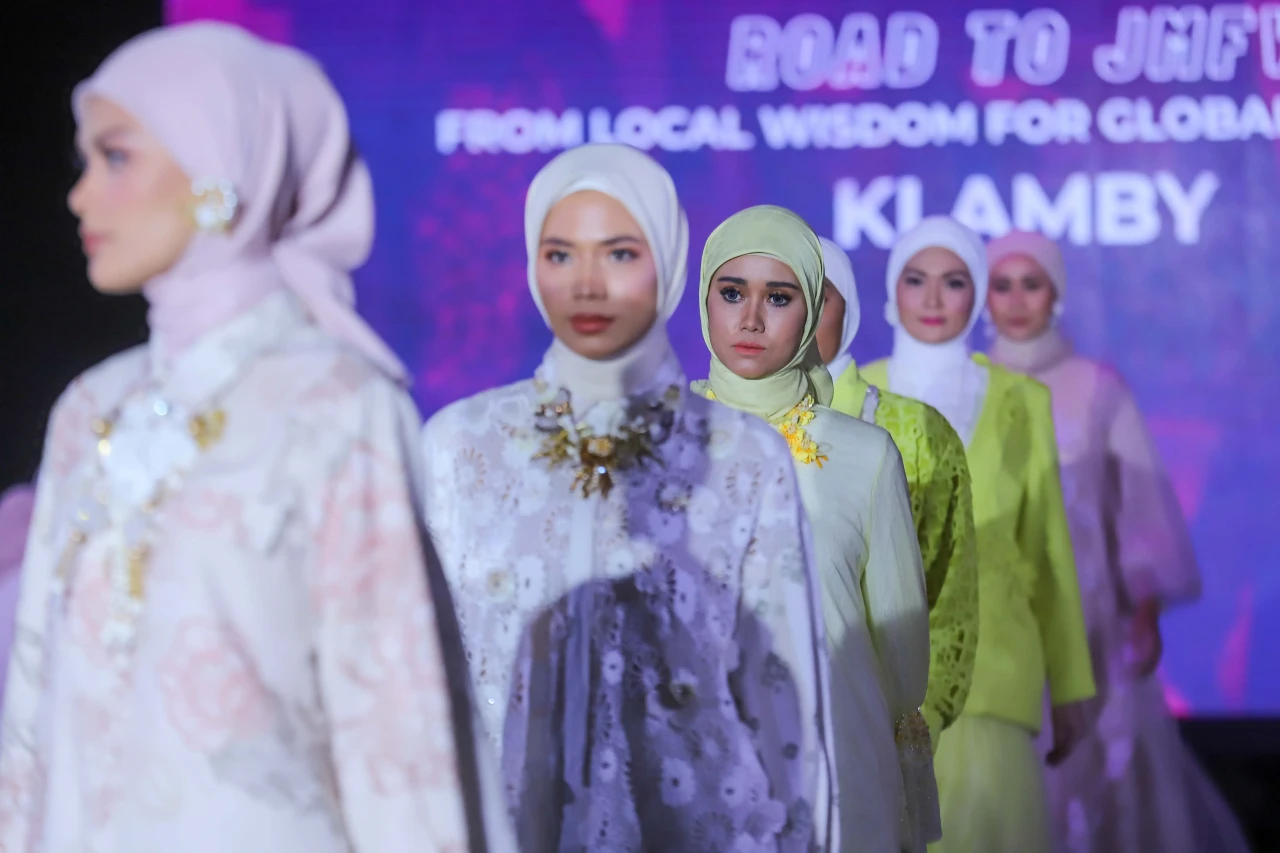 Parade Busana Roadshow...