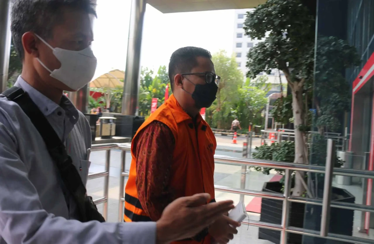 Tersangka Wahid Ikhsan...