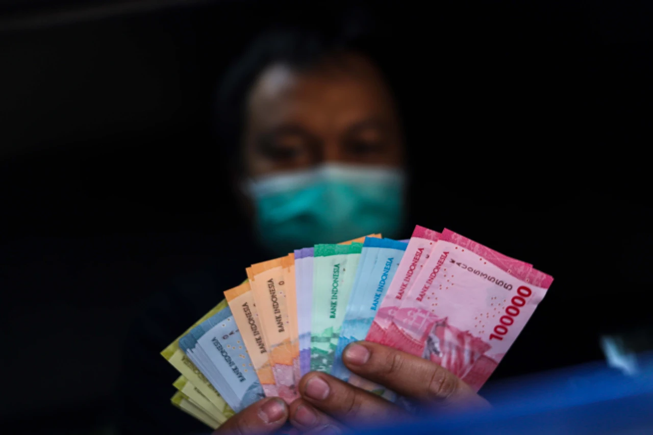 Antrean Warga Tukarkan...