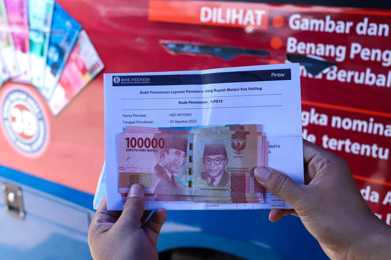 Antrean Warga Tukarkan...