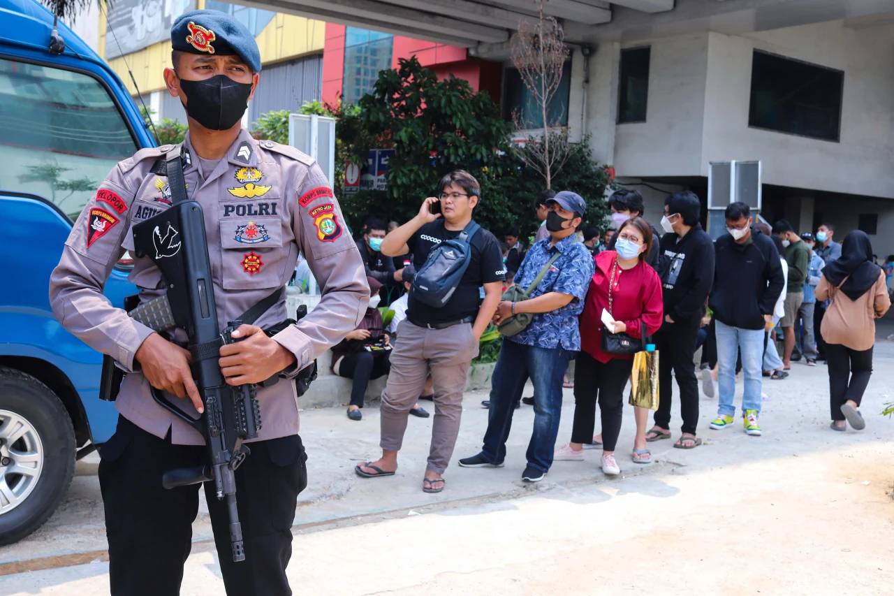 Antrean Warga Tukarkan...