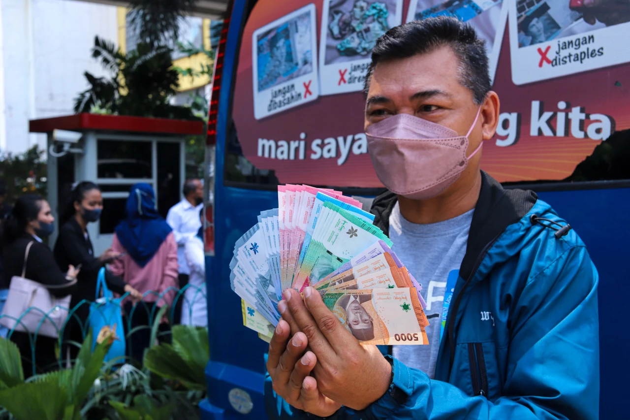 Antrean Warga Tukarkan...