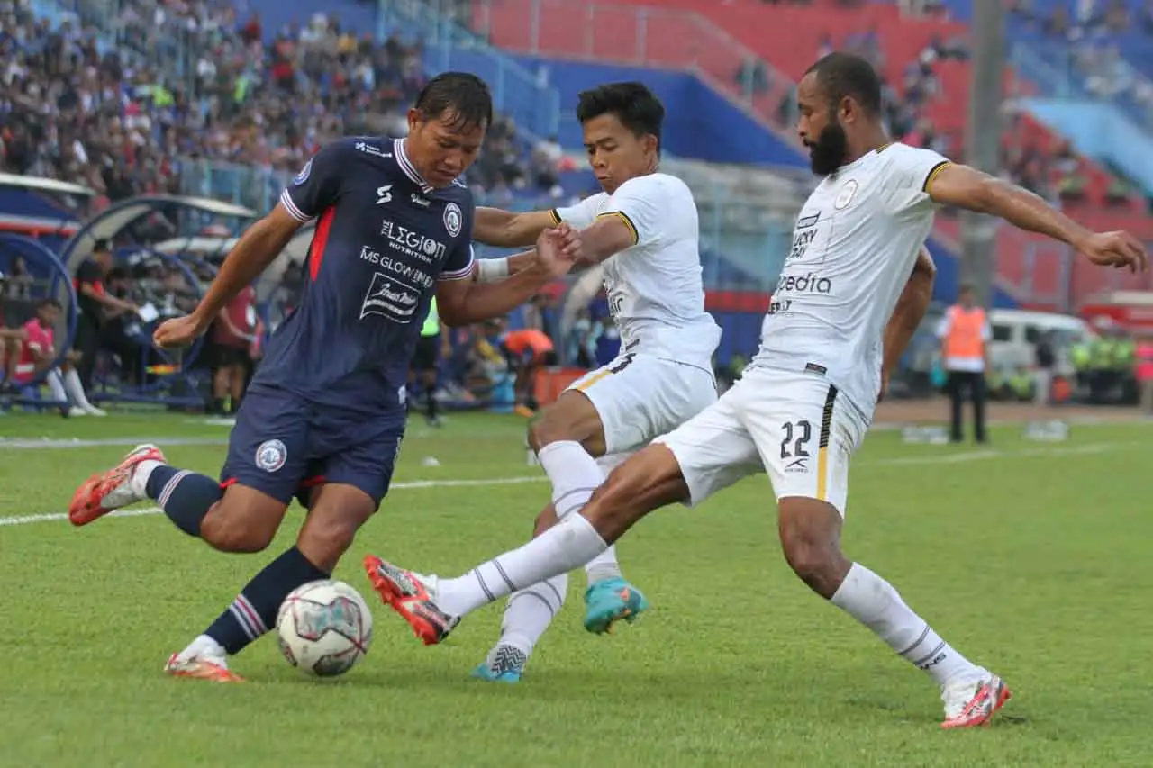 Arema FC Sikat Rans...