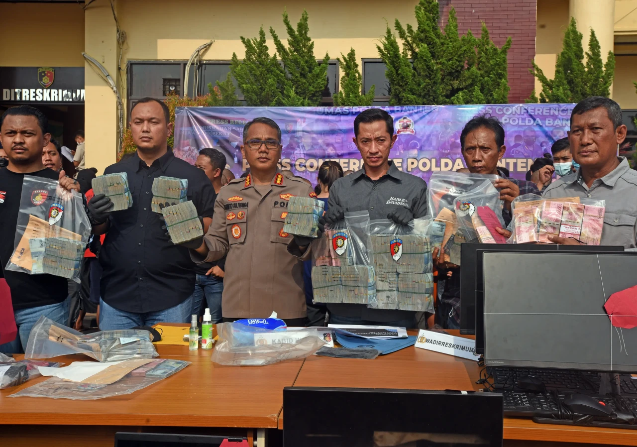 Polda Banten Sita Uang...