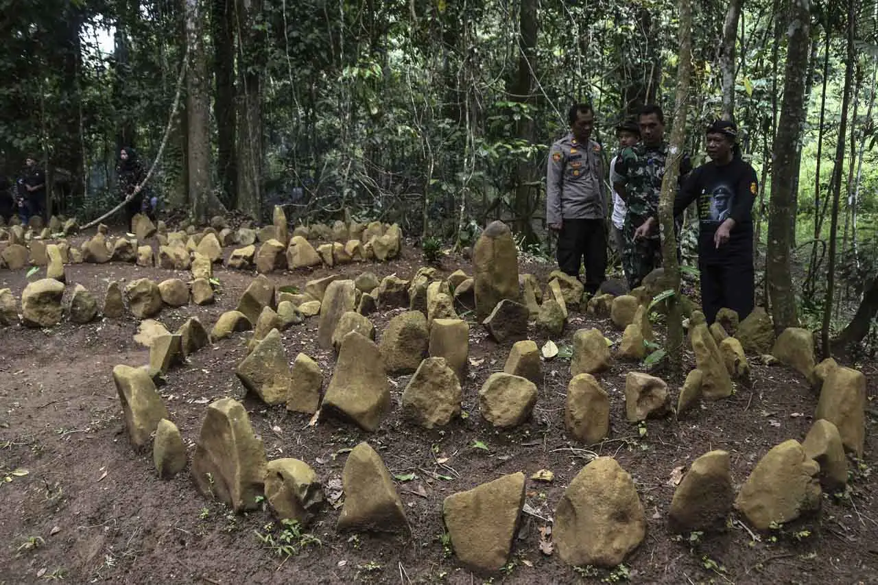 Ajaib, Batu Melingkar...