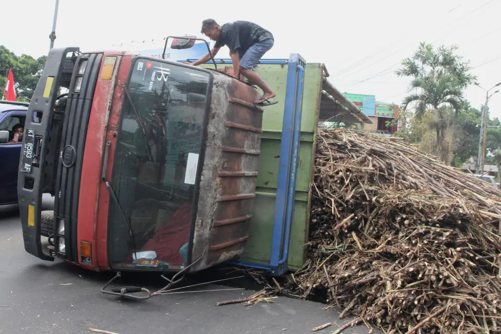 Truk Tebu Terguling...