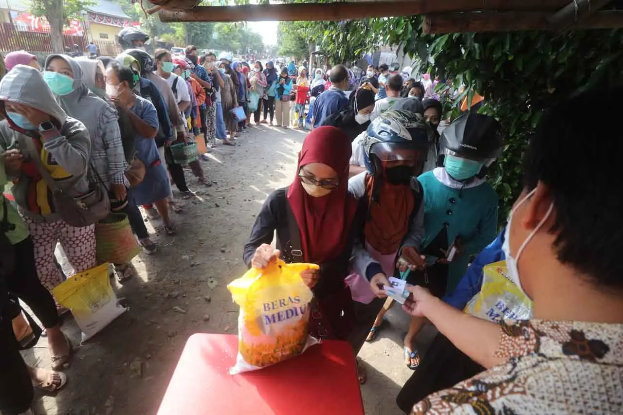 Emak-emak Rela Antre...