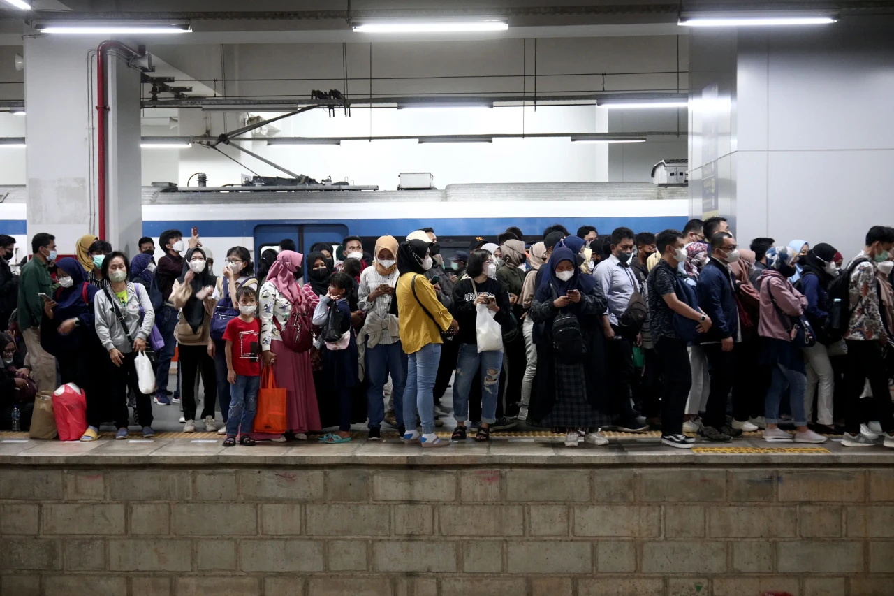 Pengguna KRL Selama...
