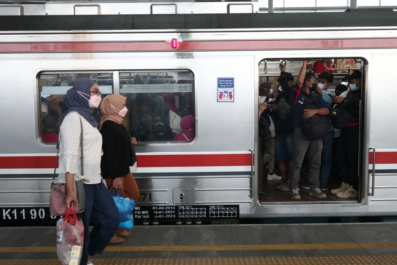 Pengguna KRL Selama...