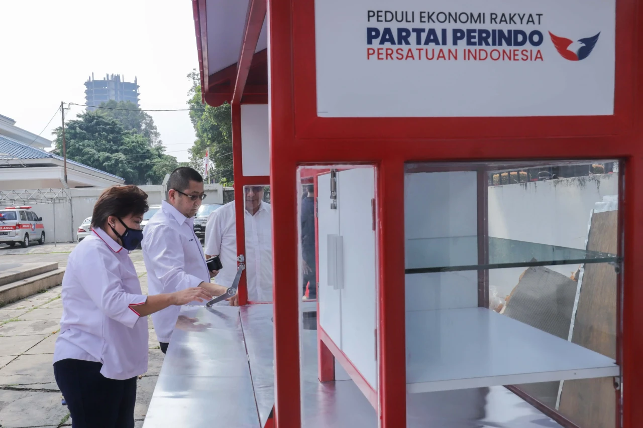 Partai Perindo Serahkan...