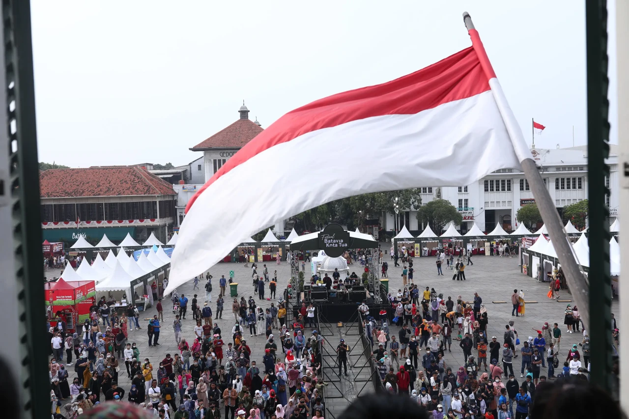 Menikmati Kemeriahan...