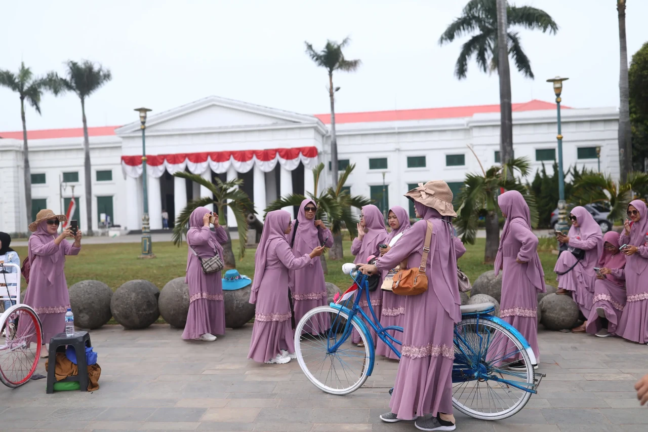 Menikmati Kemeriahan...