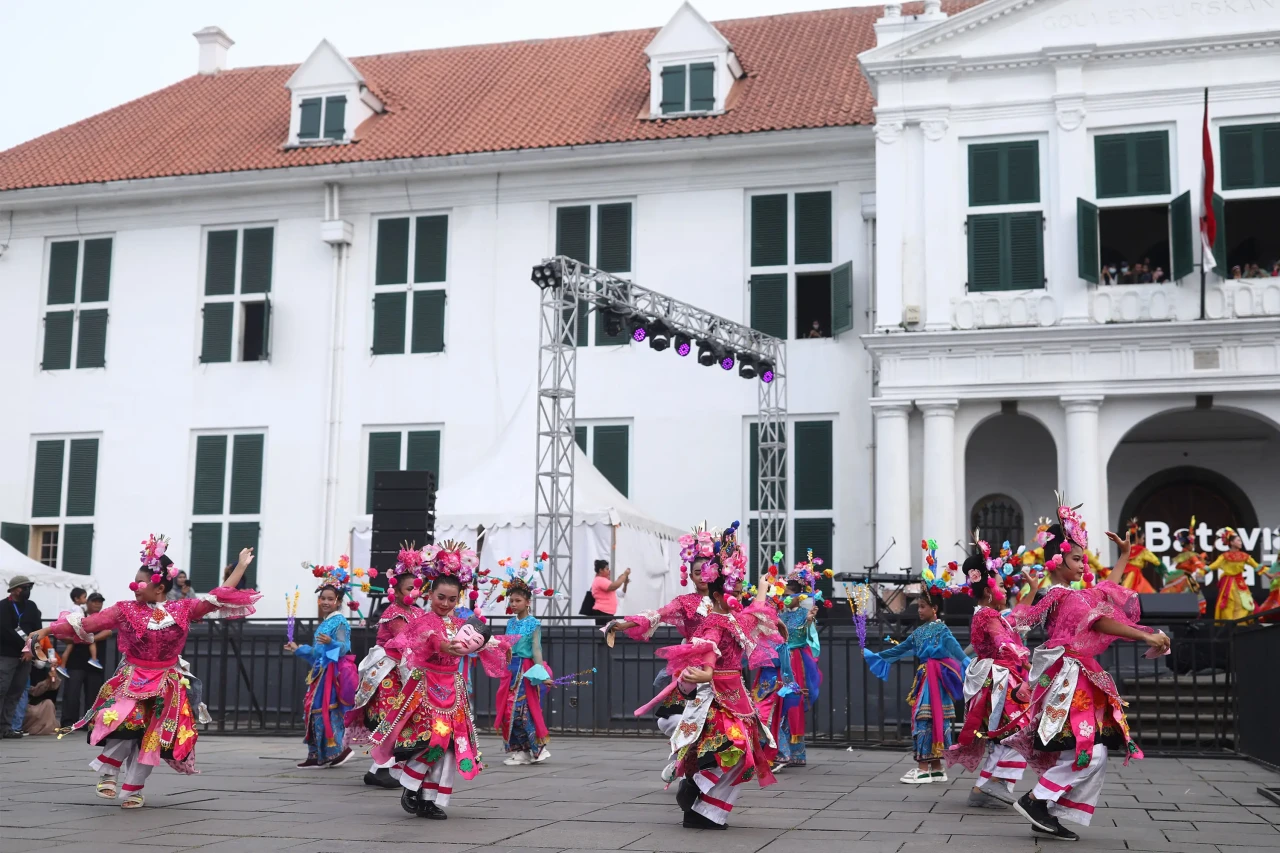 Menikmati Kemeriahan...