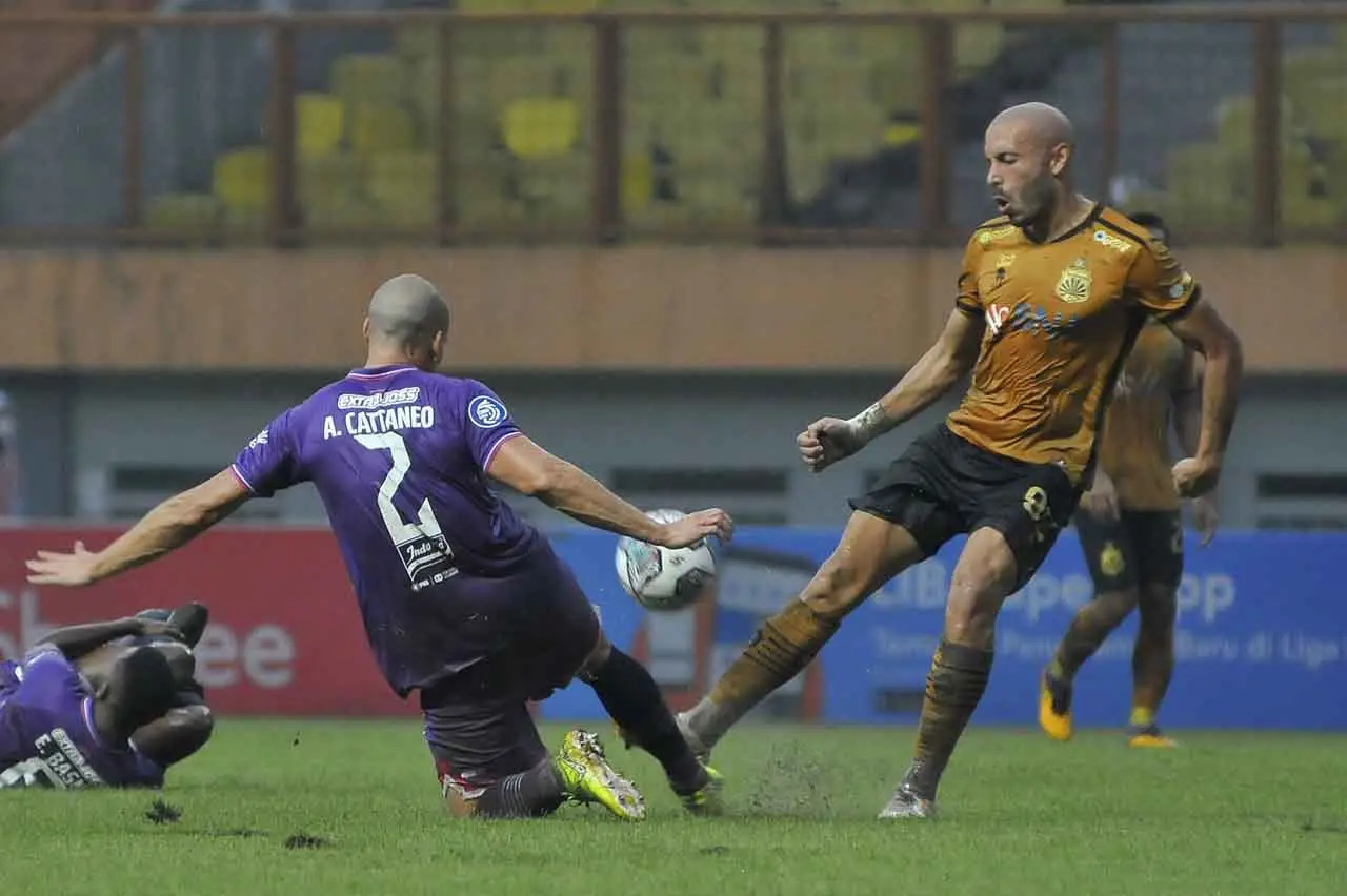 Persita Tangerang Kalahkan...