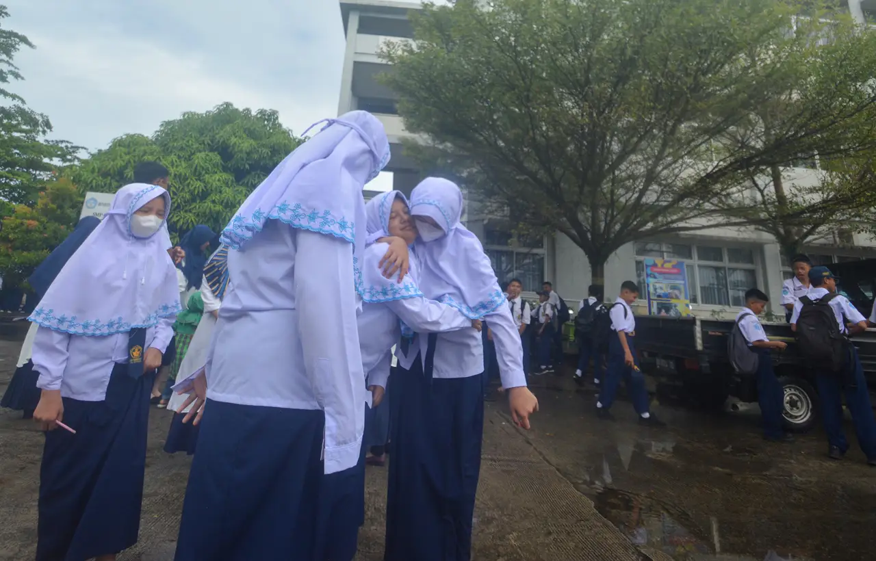 Siswa Sekolah Berhamburan...