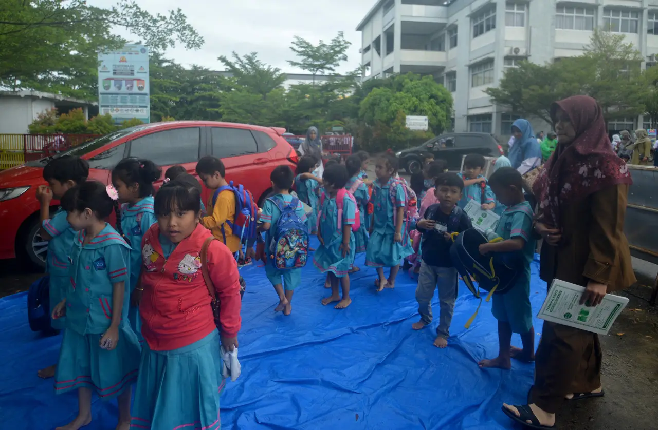 Siswa Sekolah Berhamburan...