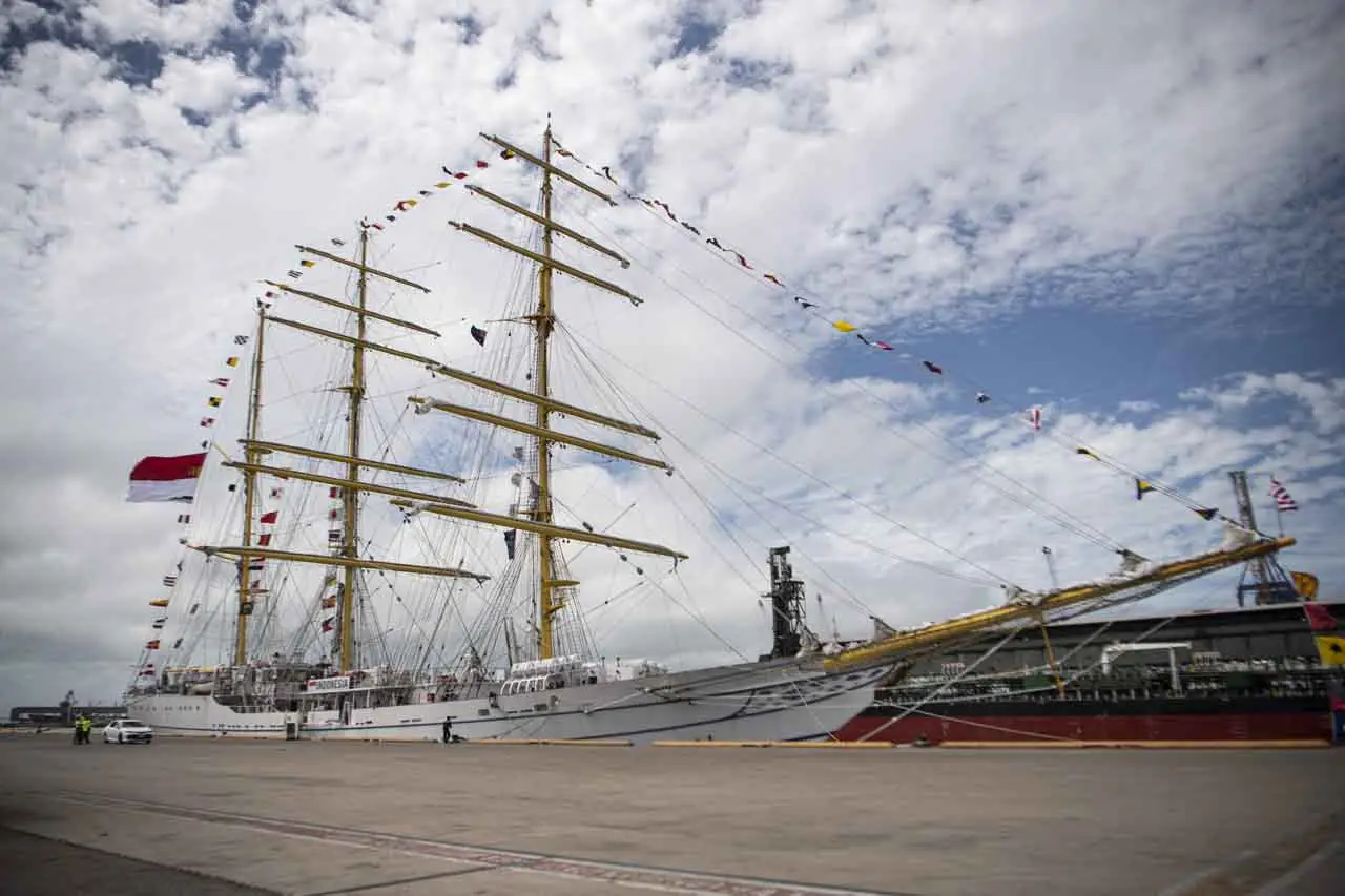KRI Bima Suci Tiba di...