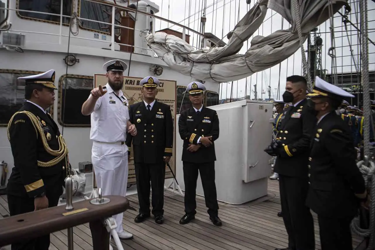 KRI Bima Suci Tiba di...