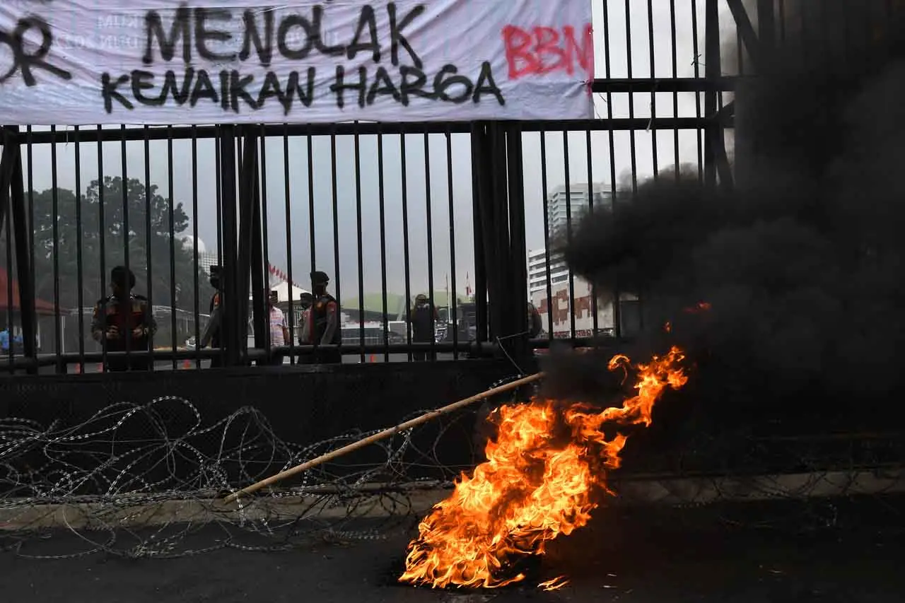 Unjuk Rasa Tolak Kenaikan...