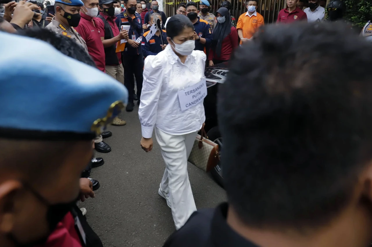 Intip Gaya Putri Candrawathi...