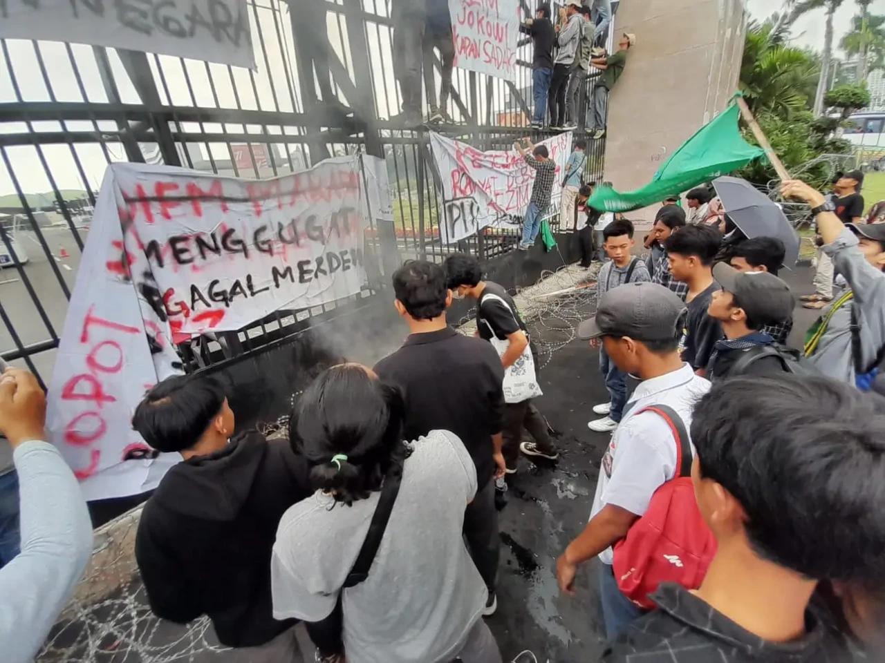 Gelar Unjuk Rasa di...