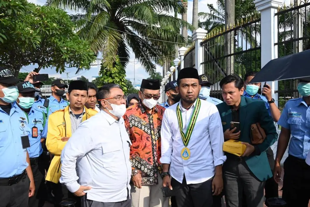 Gelar Unjuk Rasa di...