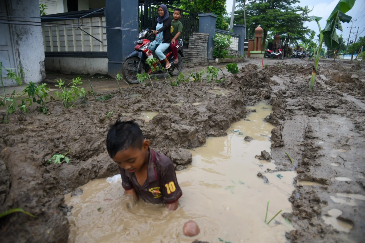 Protes Jalan Rusak,...