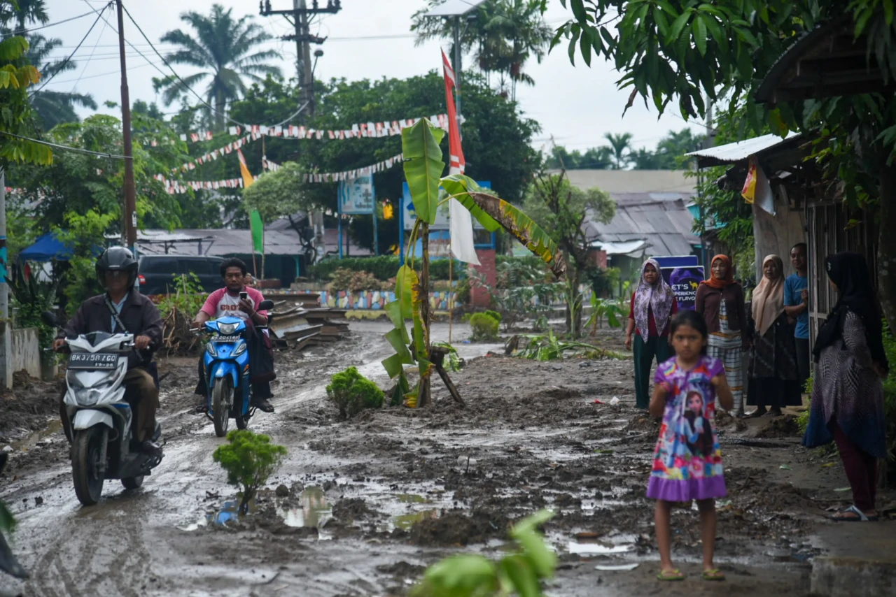 Protes Jalan Rusak,...