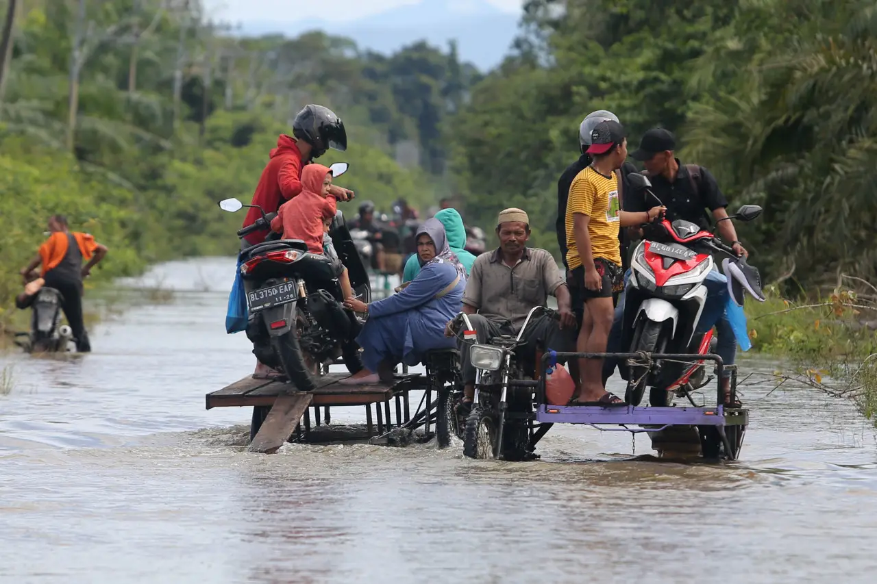 Banjir Setinggi 100...