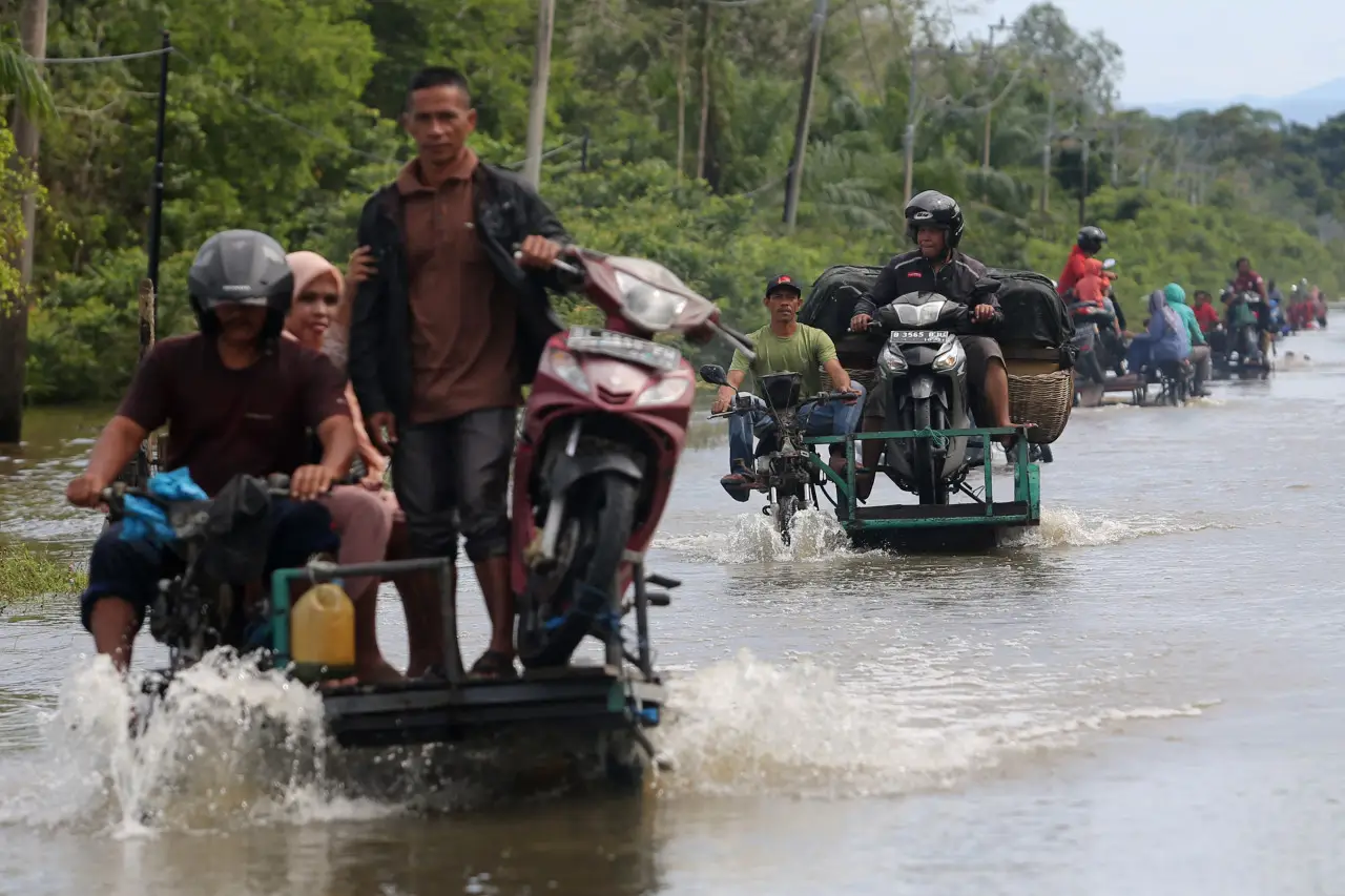 Banjir Setinggi 100...