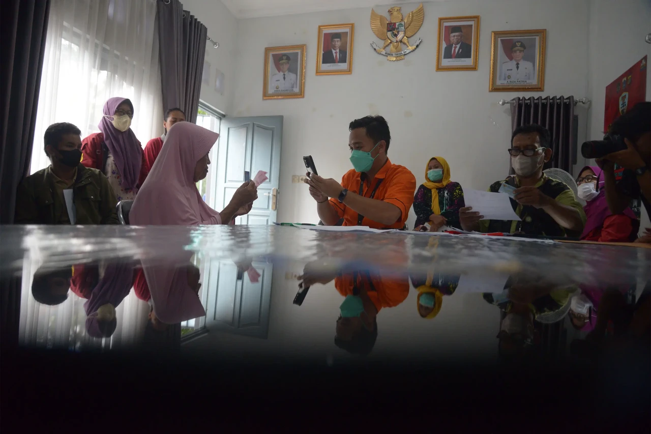 Pembagian Bantuan Langsung...