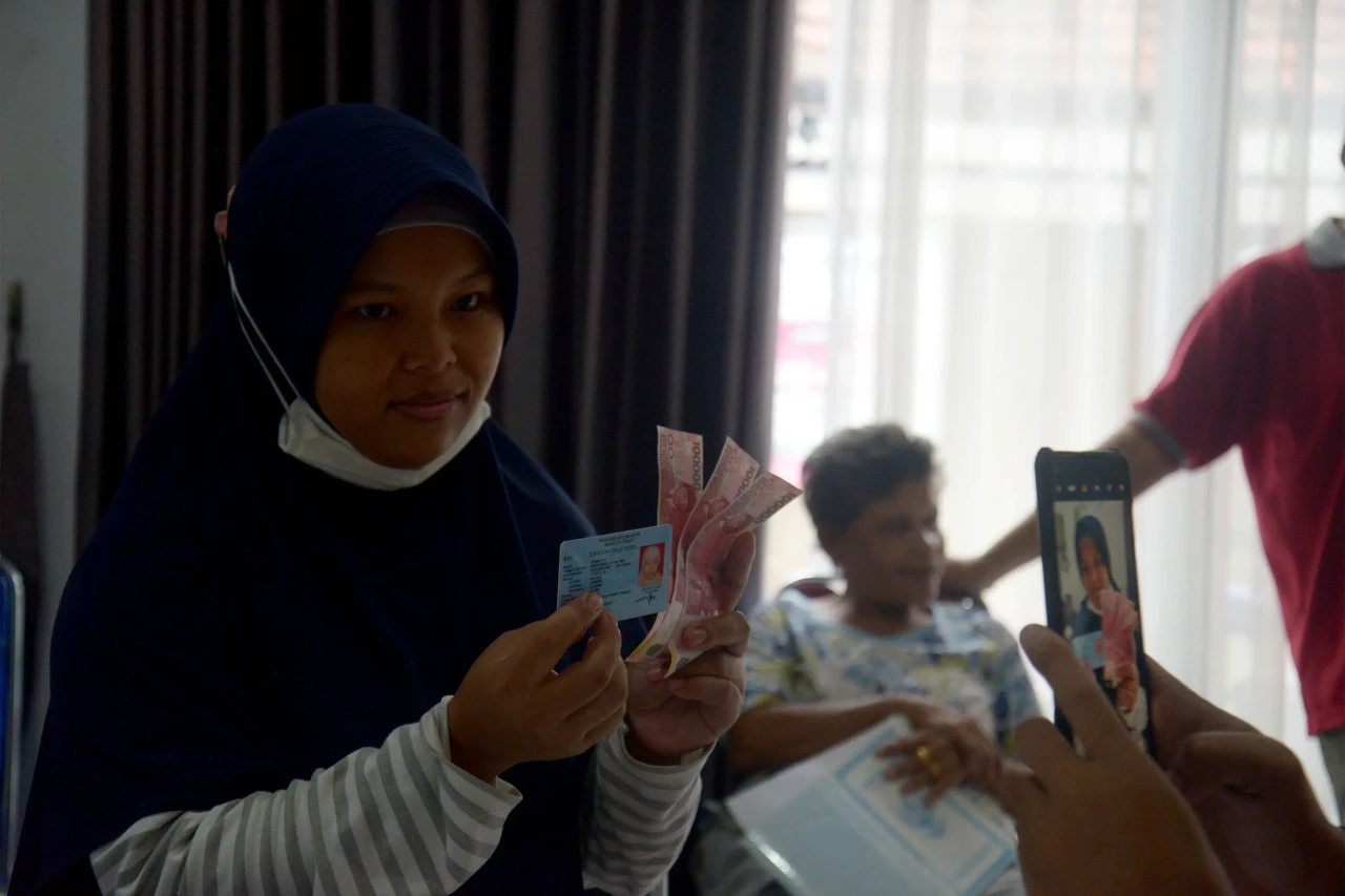Pembagian Bantuan Langsung...
