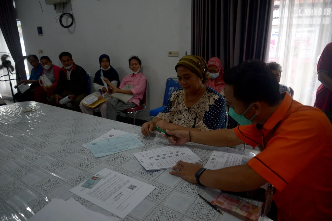 Pembagian Bantuan Langsung...